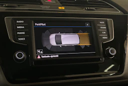harmaa Volkswagen Touran 2017 kuva 15.