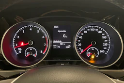 harmaa Volkswagen Touran 2017 kuva 16.