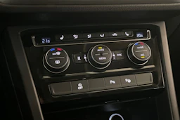 harmaa Volkswagen Touran 2017 kuva 17.