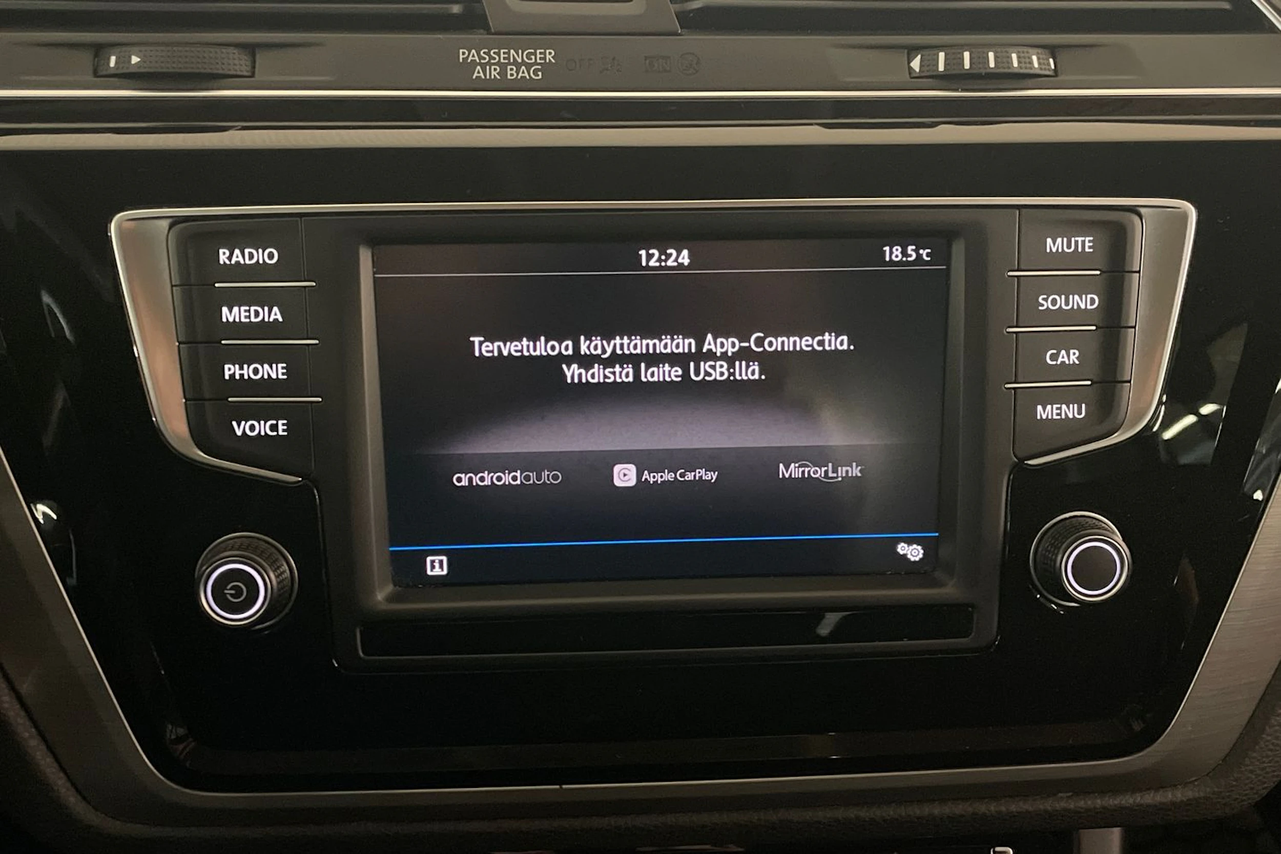 harmaa Volkswagen Touran 2017 kuva 18.
