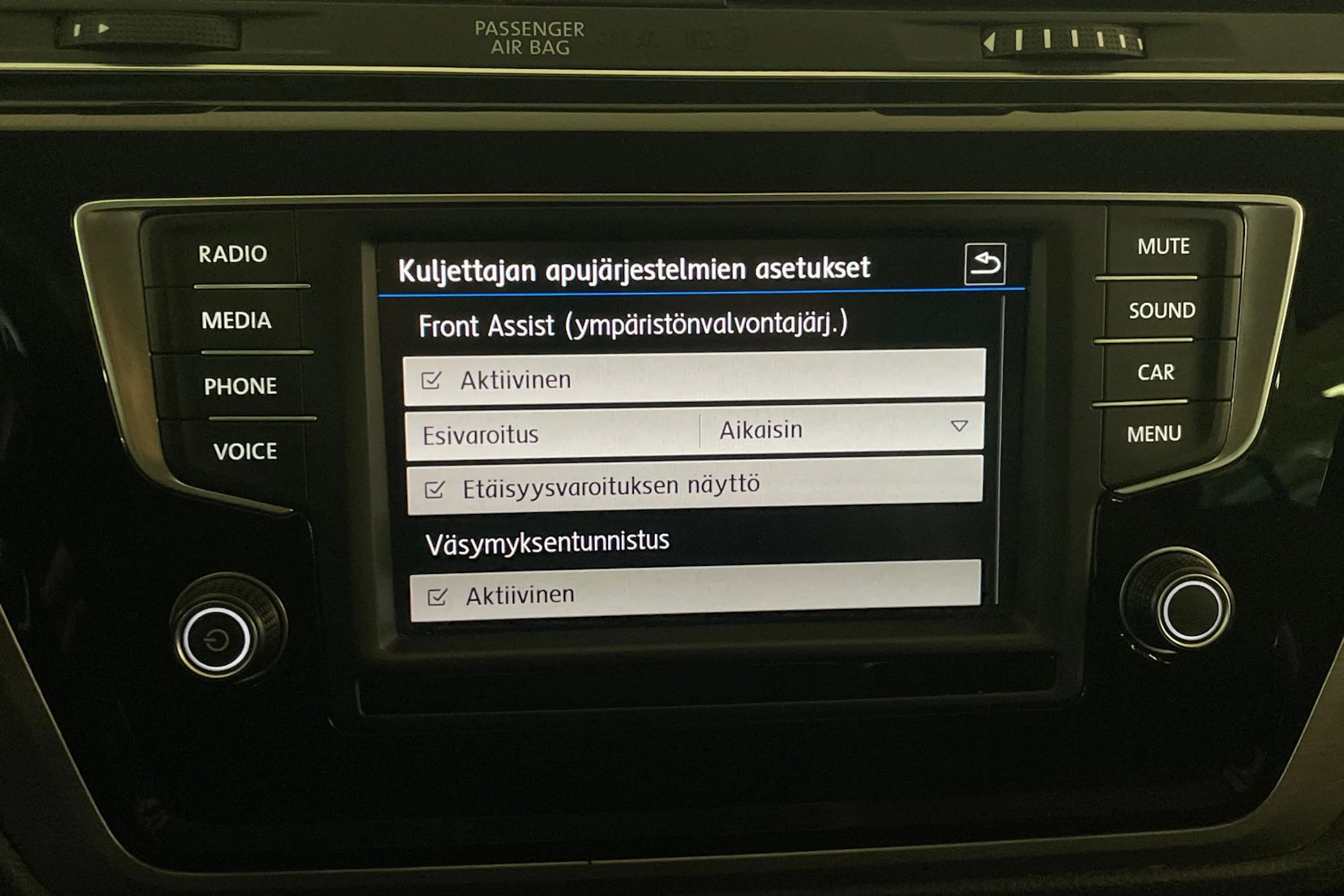 harmaa Volkswagen Touran 2017 kuva 19.