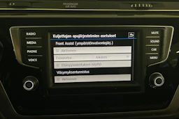 harmaa Volkswagen Touran 2017 kuva 19.