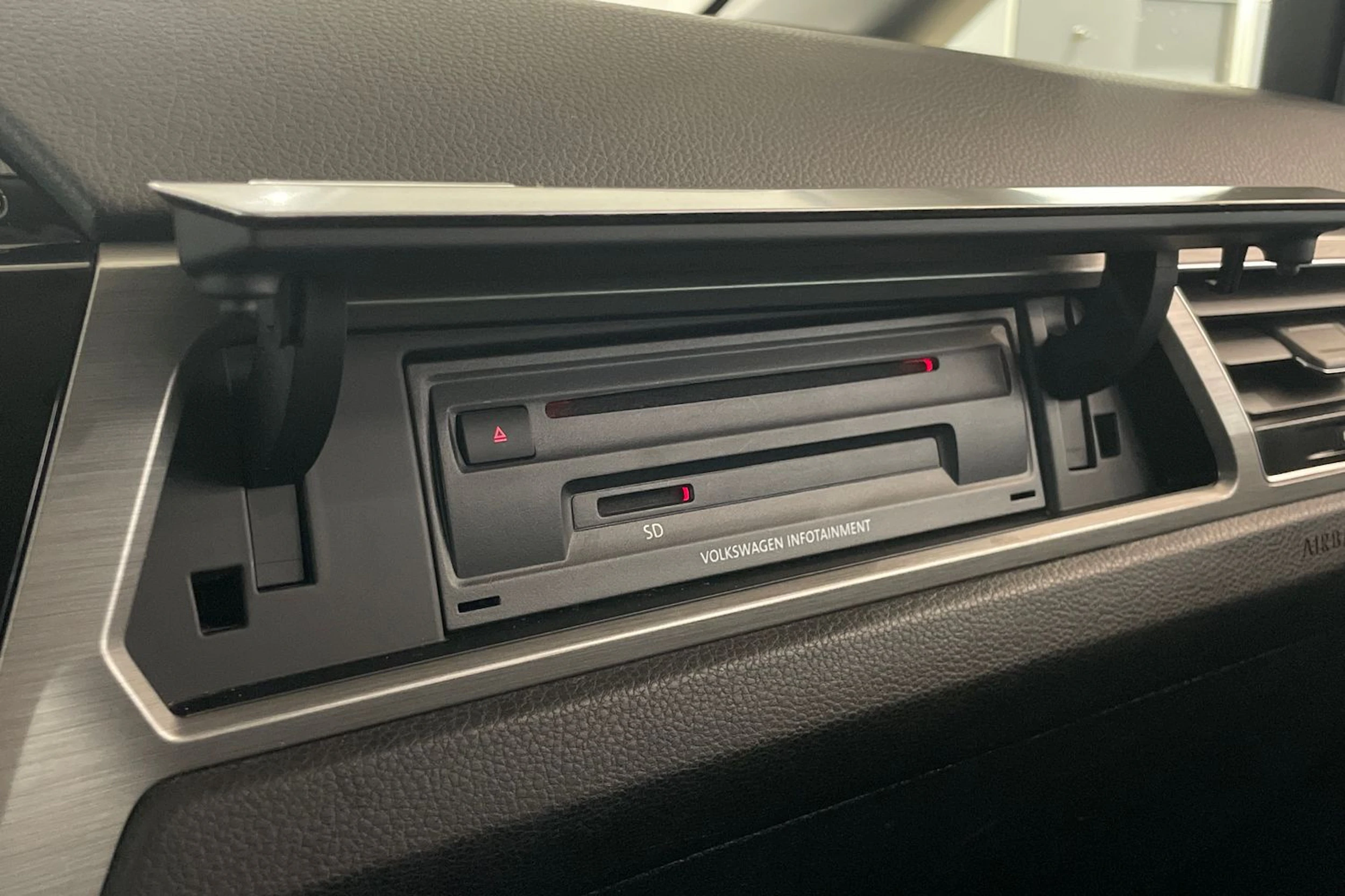 harmaa Volkswagen Touran 2017 kuva 20.