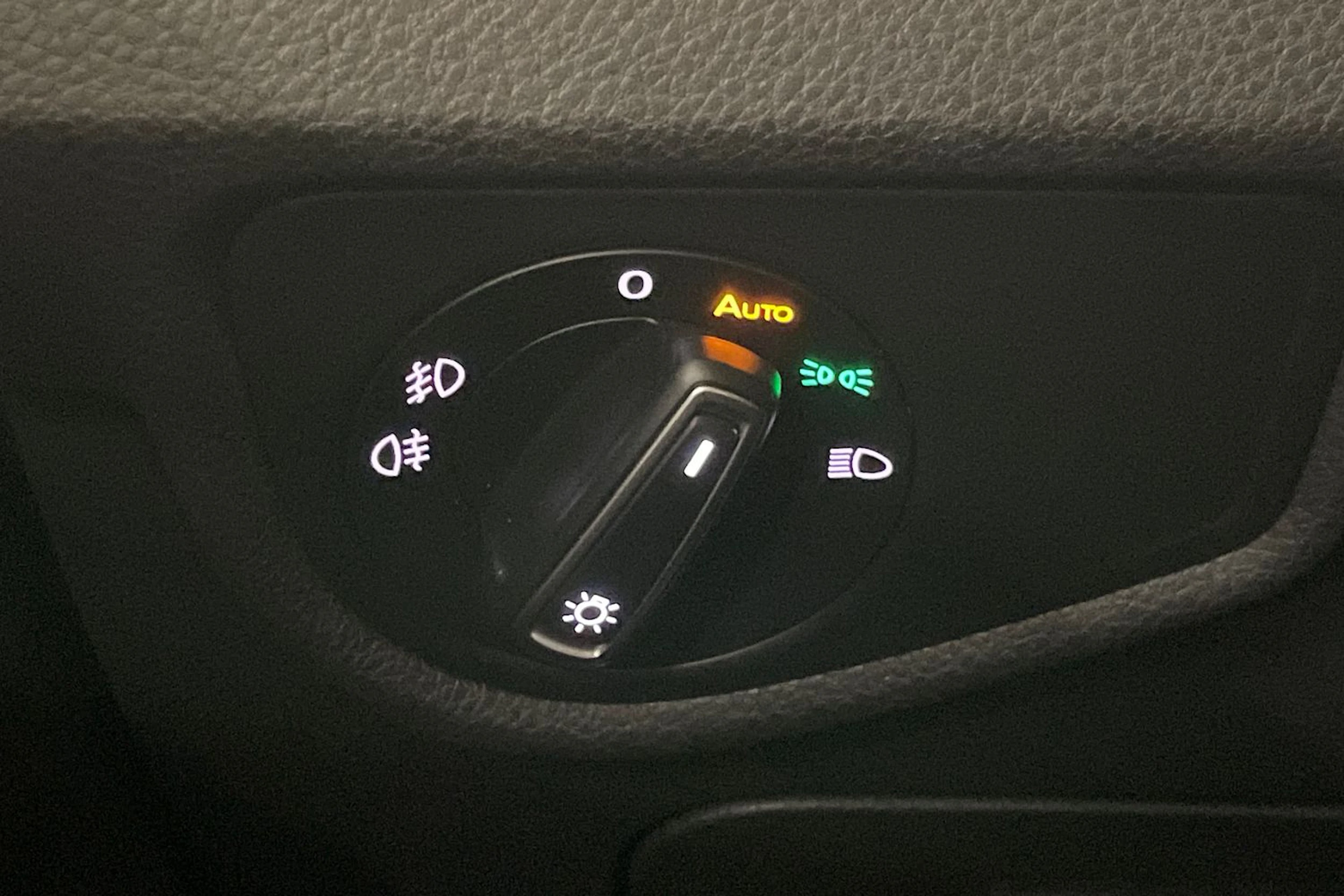harmaa Volkswagen Touran 2017 kuva 23.