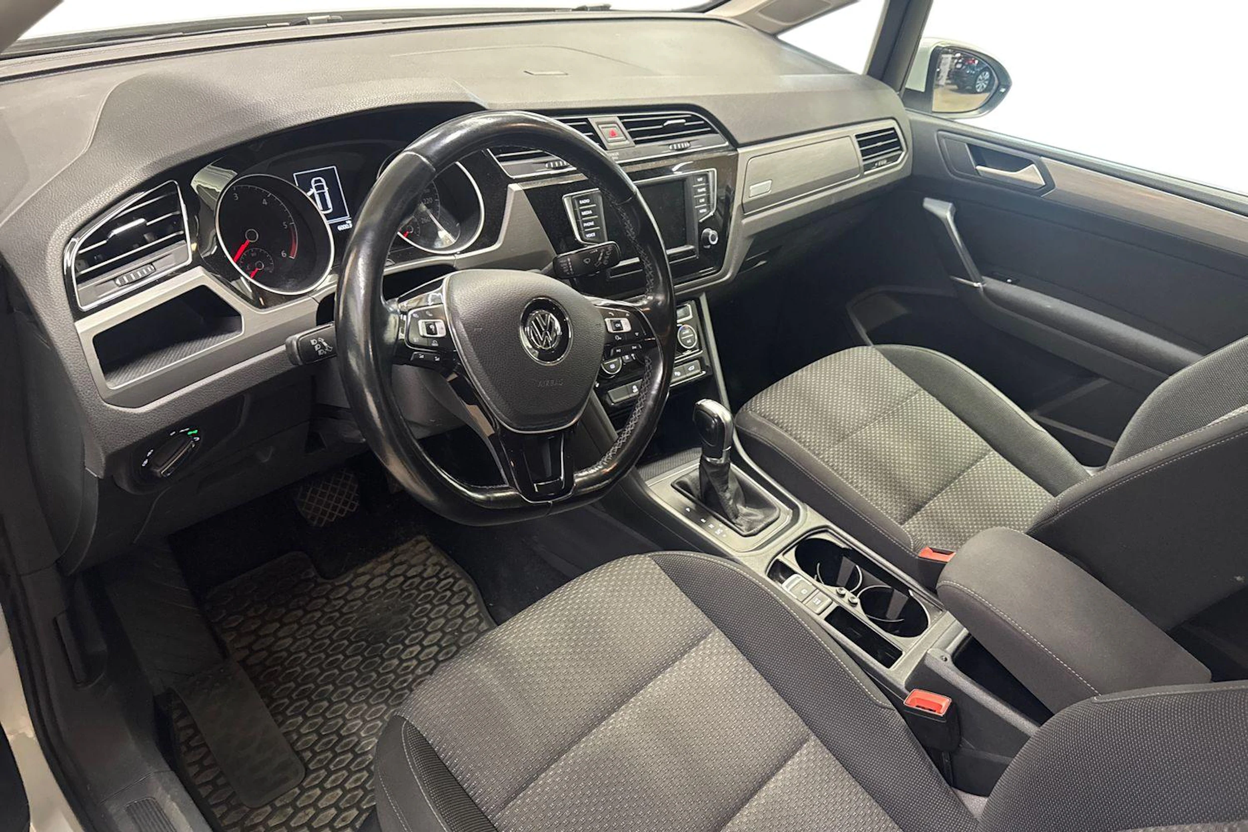 valkoinen Volkswagen Touran 2017 kuva 3.