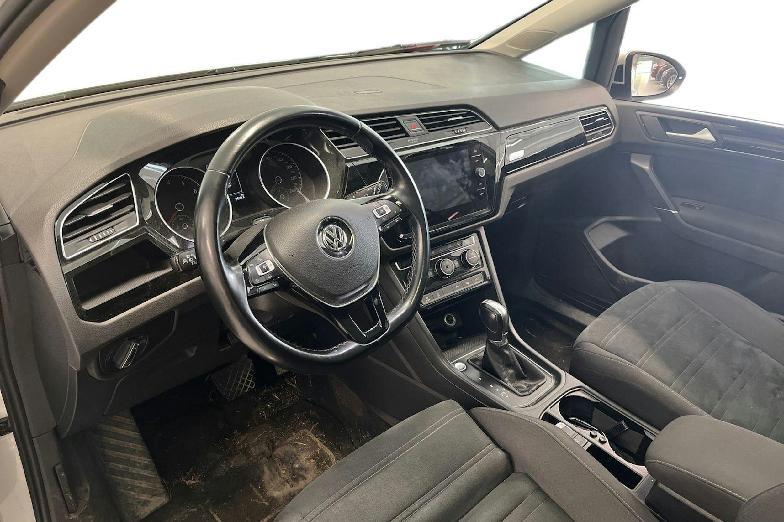 Valkoinen Volkswagen TOURAN 2017 kuva 3.
