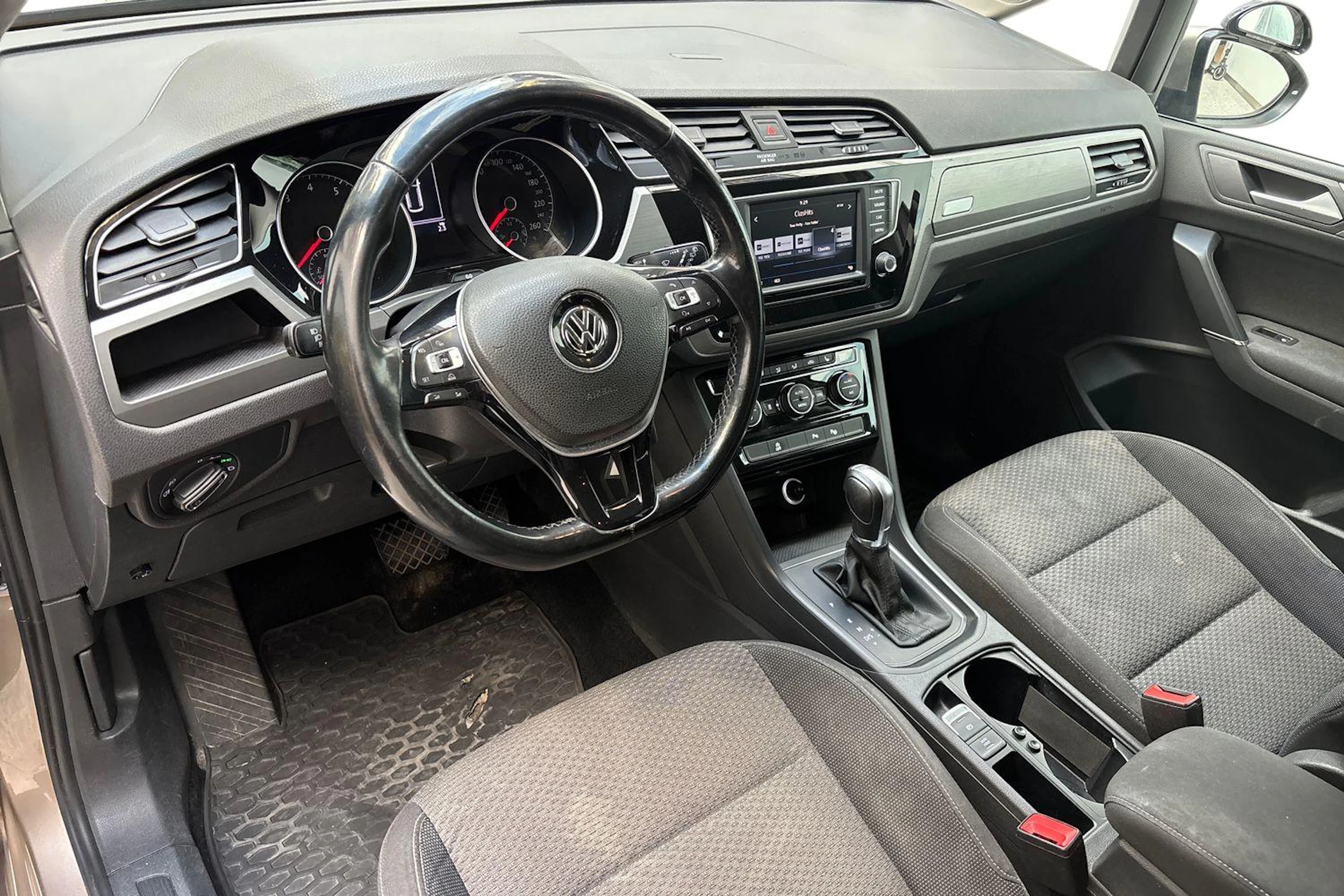 ruskea (beige) Volkswagen Touran 2017 kuva 8.