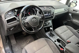 ruskea (beige) Volkswagen Touran 2017 kuva 8.