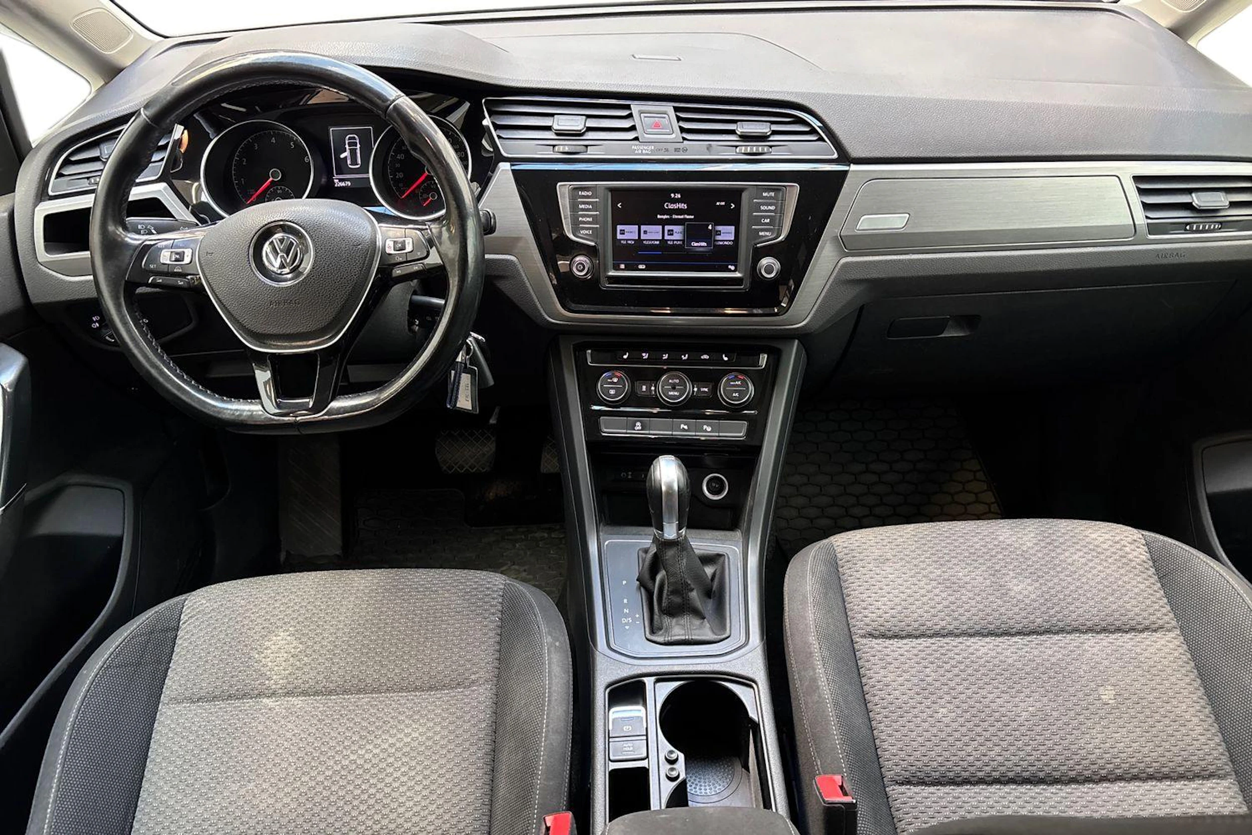ruskea (beige) Volkswagen Touran 2017 kuva 9.