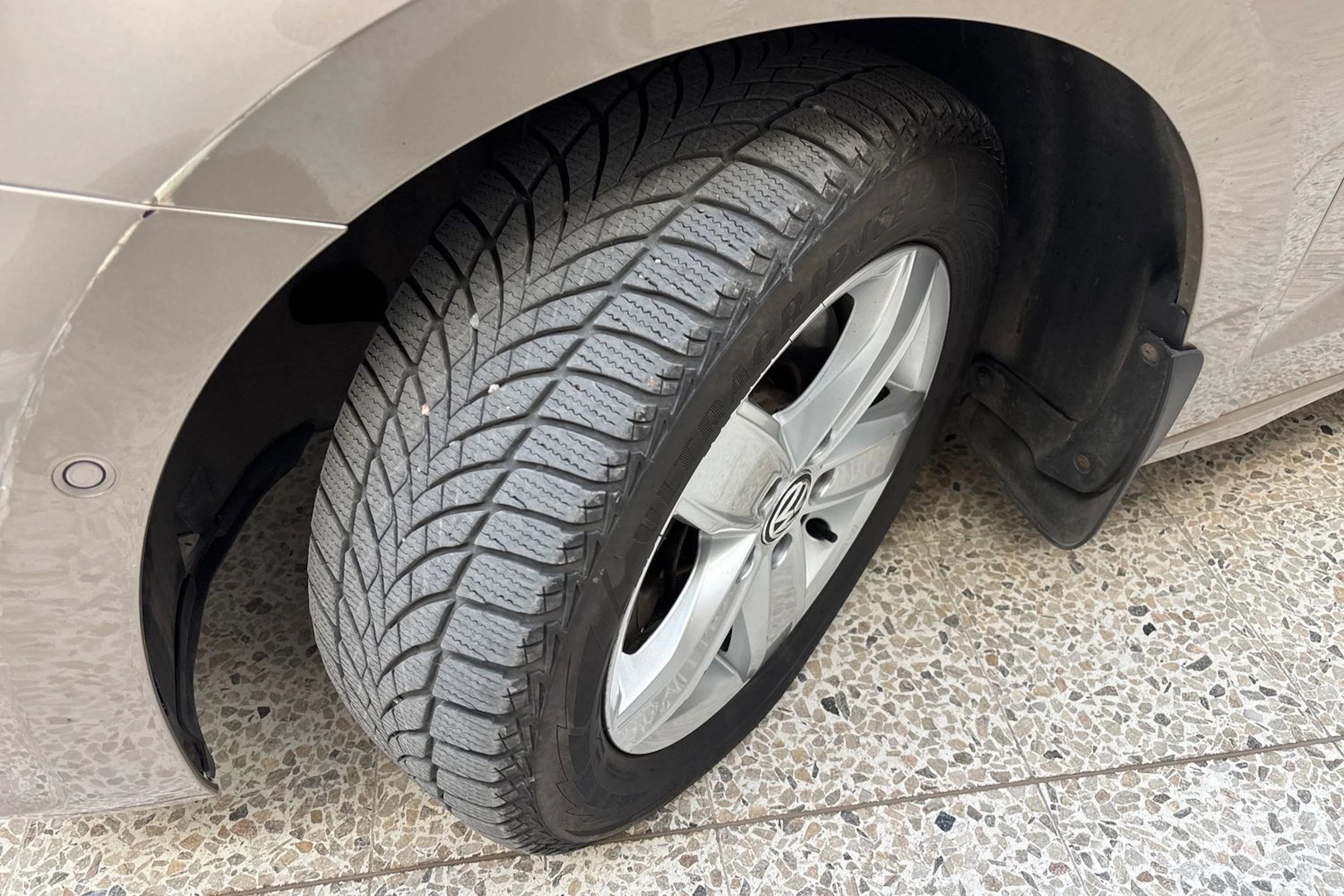 ruskea (beige) Volkswagen Touran 2017 kuva 13.