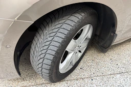 ruskea (beige) Volkswagen Touran 2017 kuva 13.