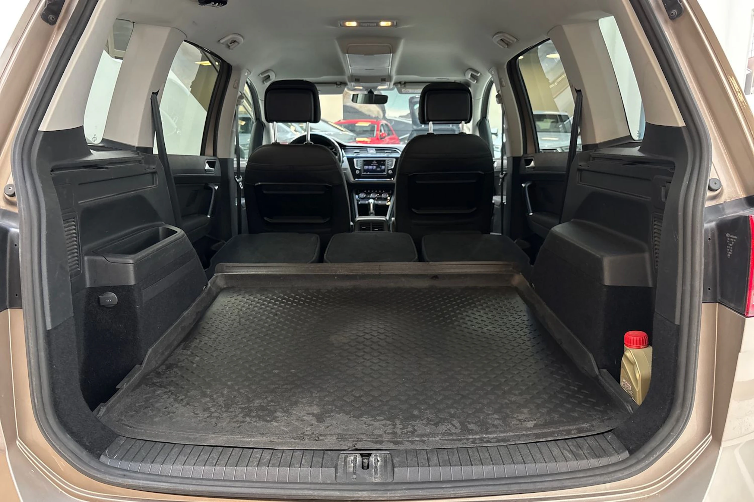 ruskea (beige) Volkswagen Touran 2017 kuva 15.