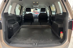 ruskea (beige) Volkswagen Touran 2017 kuva 15.