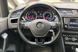 ruskea (beige) Volkswagen Touran 2017 kuva 16.