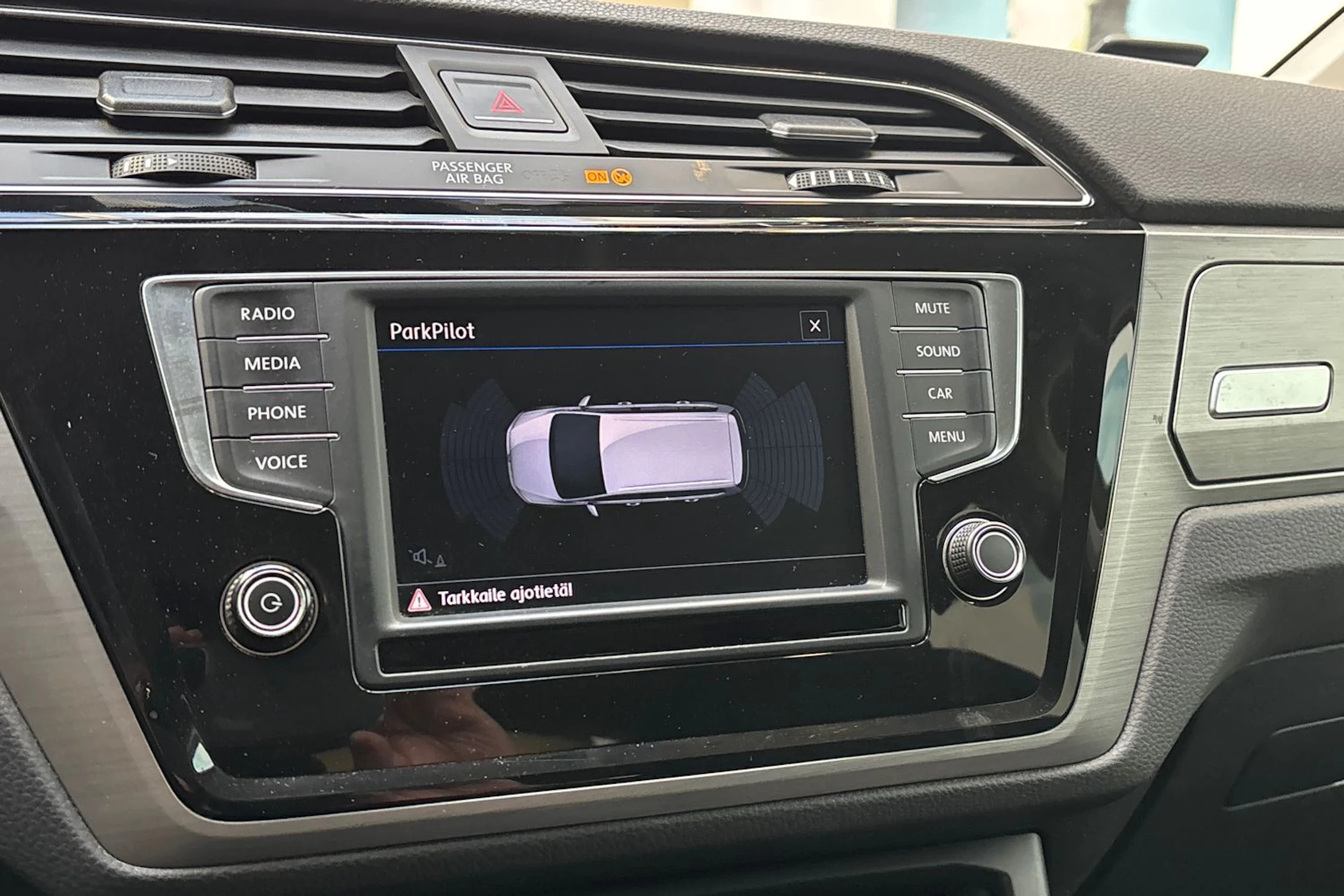 ruskea (beige) Volkswagen Touran 2017 kuva 17.