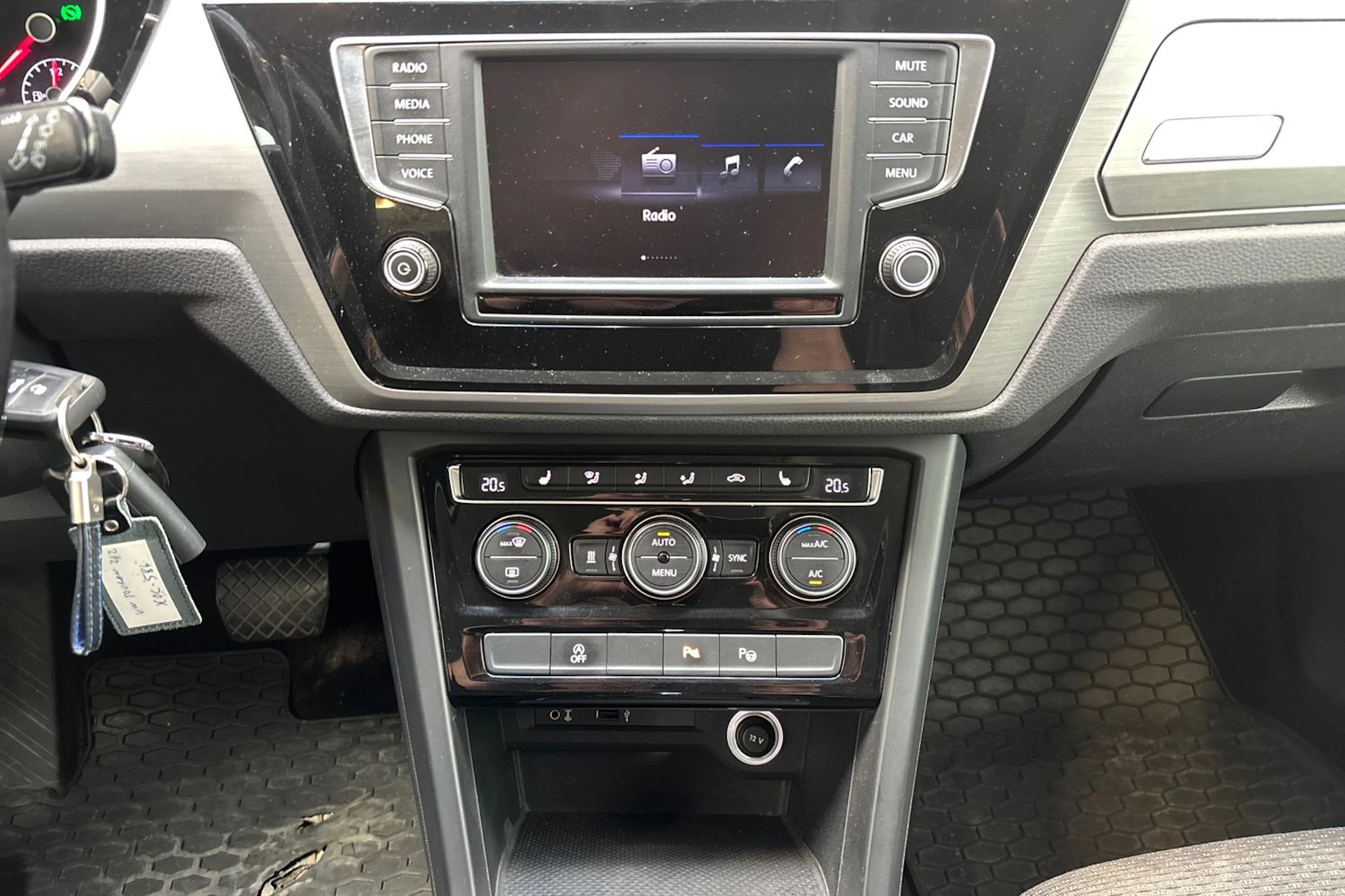 ruskea (beige) Volkswagen Touran 2017 kuva 18.
