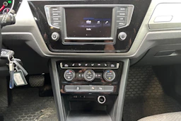 ruskea (beige) Volkswagen Touran 2017 kuva 18.