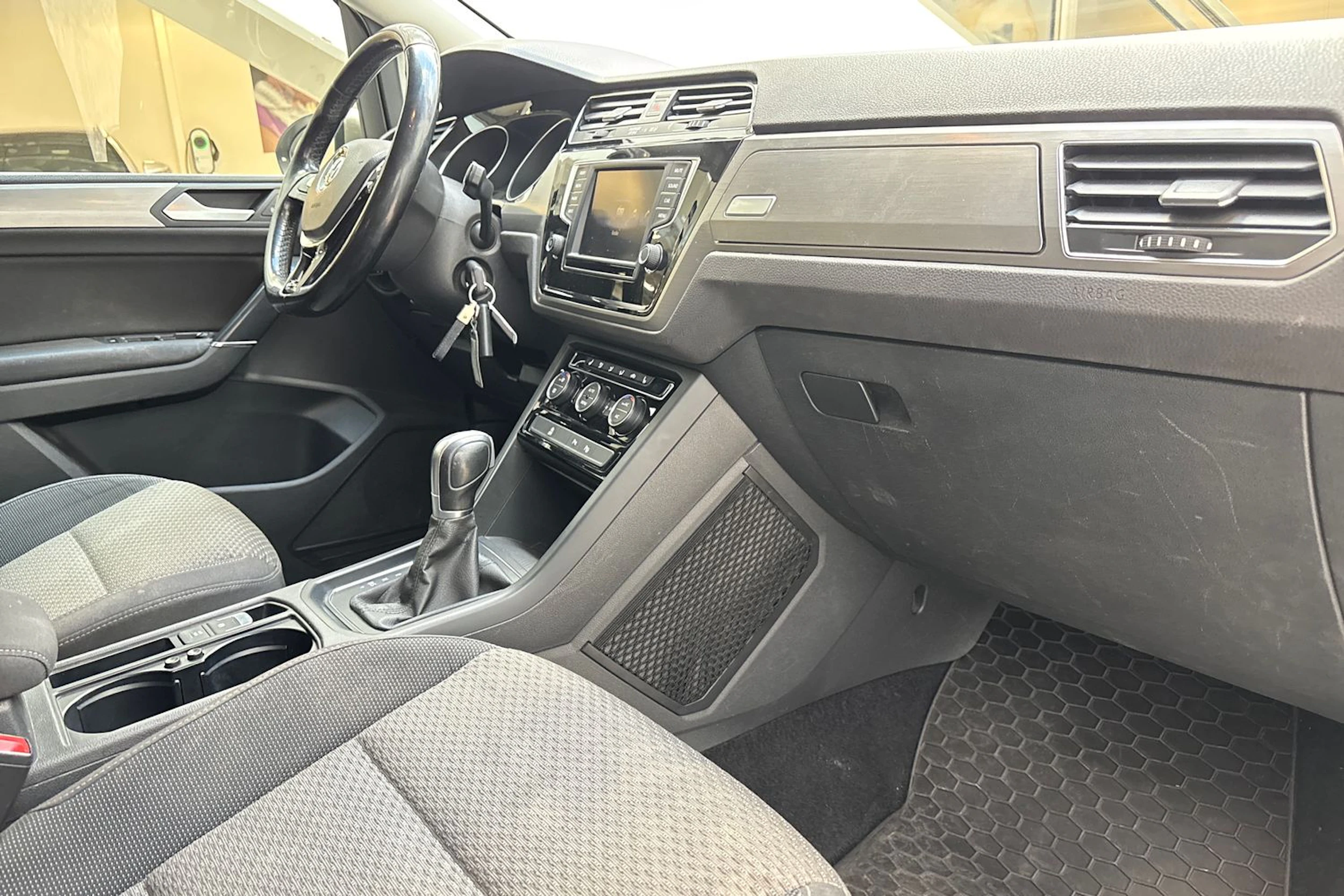 ruskea (beige) Volkswagen Touran 2017 kuva 21.
