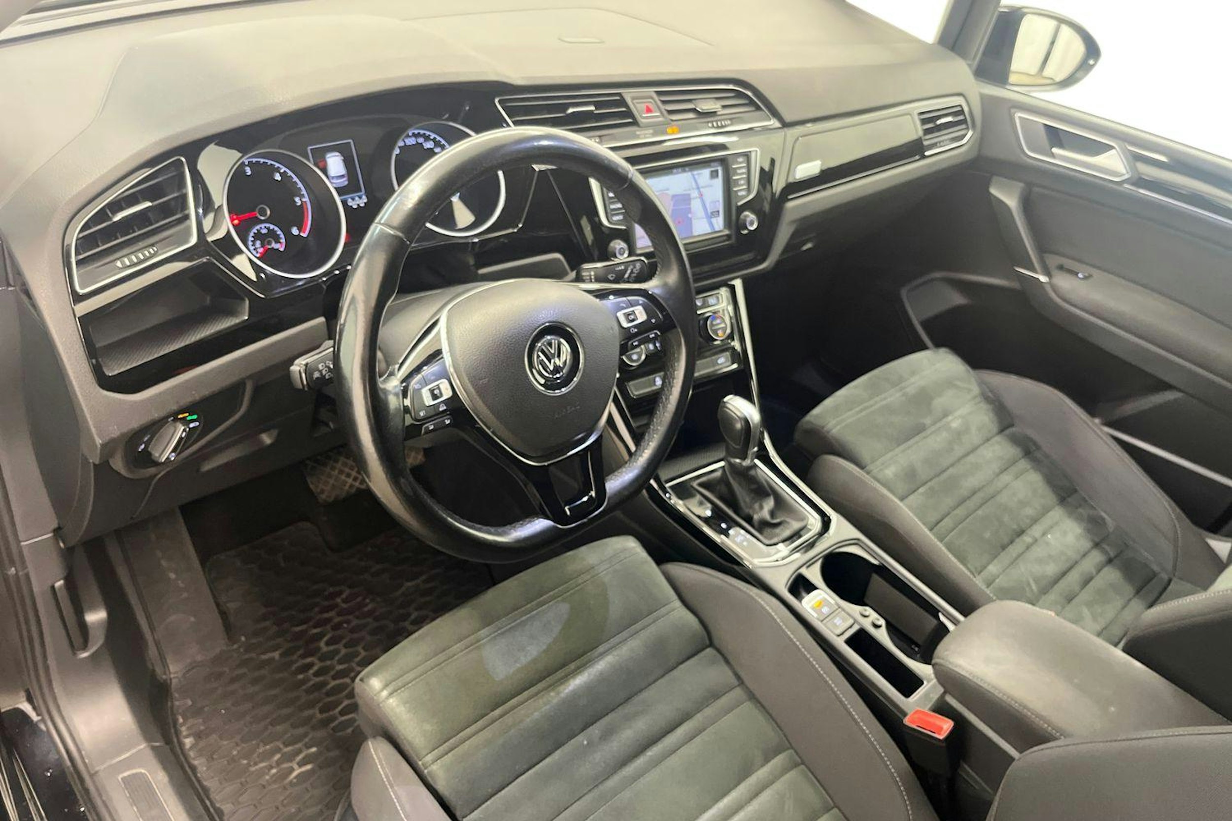 musta Volkswagen Touran 2017 kuva 6.