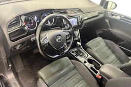 musta Volkswagen Touran 2017 kuva 6.