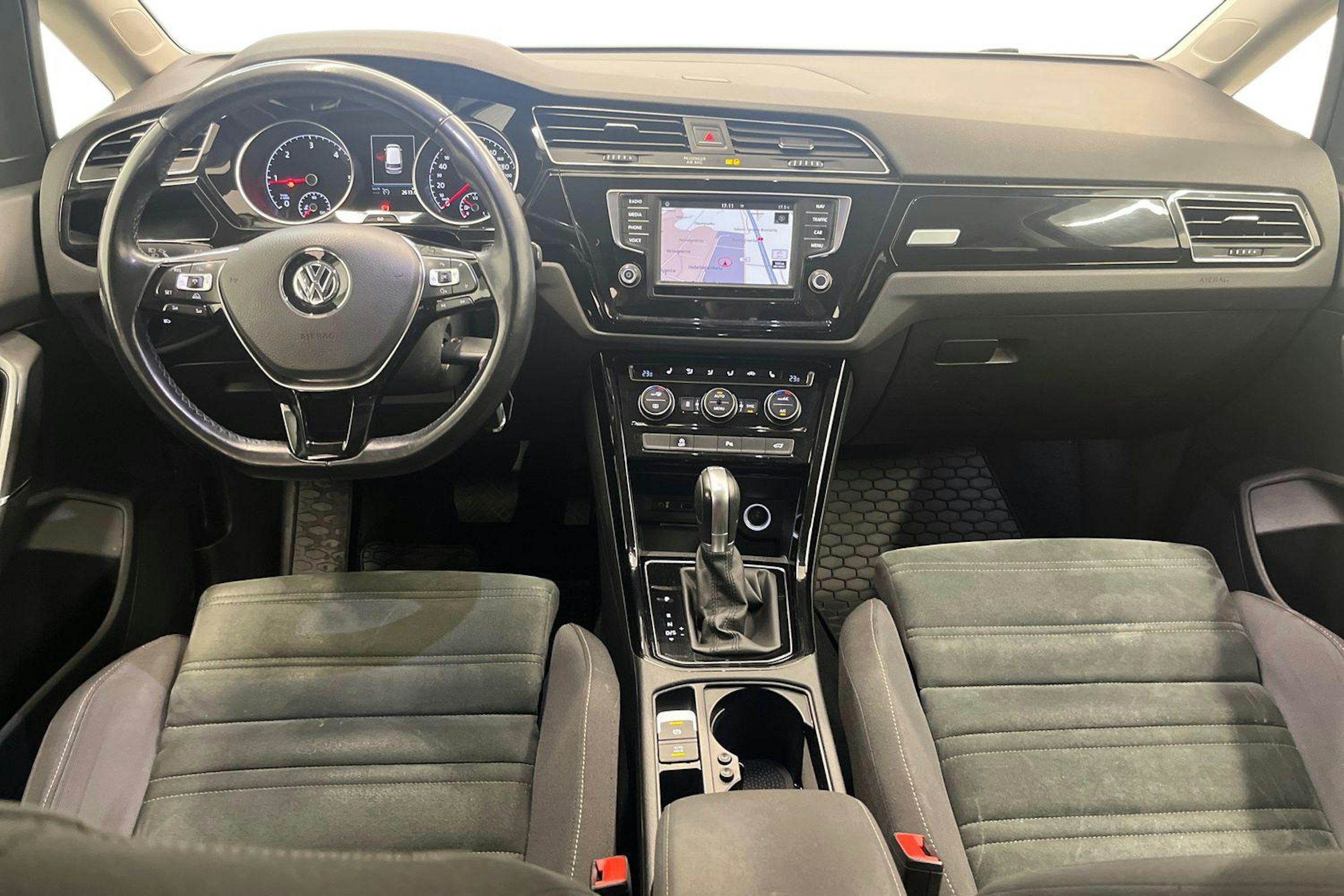 musta Volkswagen Touran 2017 kuva 7.