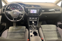 musta Volkswagen Touran 2017 kuva 7.