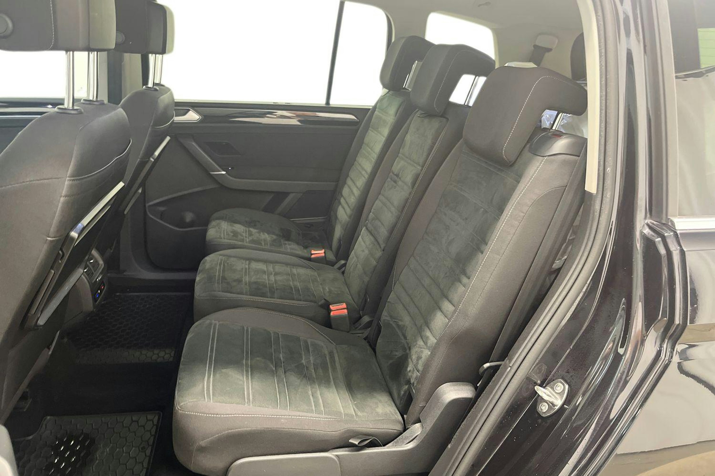 musta Volkswagen Touran 2017 kuva 8.