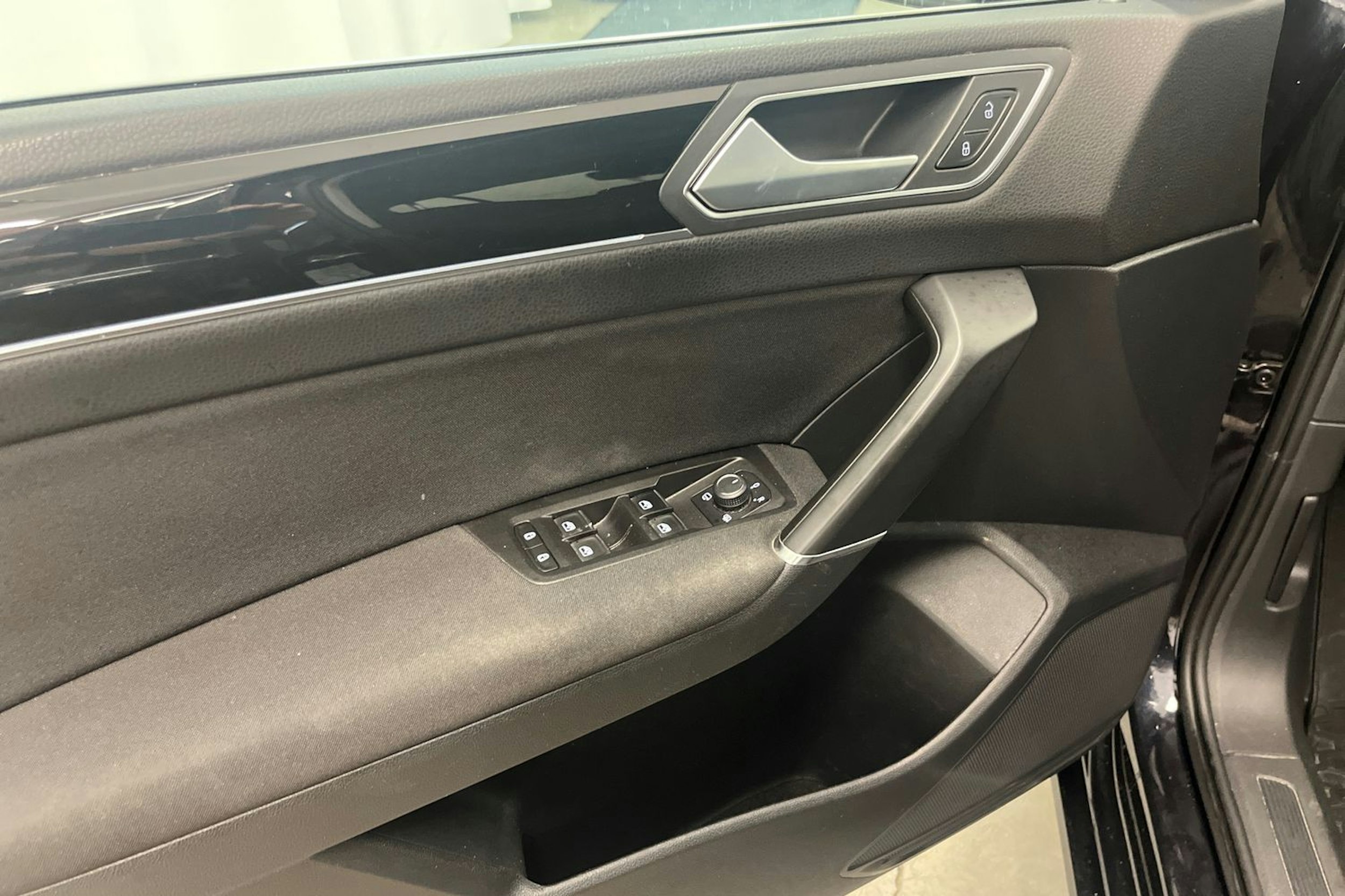 musta Volkswagen Touran 2017 kuva 11.