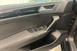 musta Volkswagen Touran 2017 kuva 11.