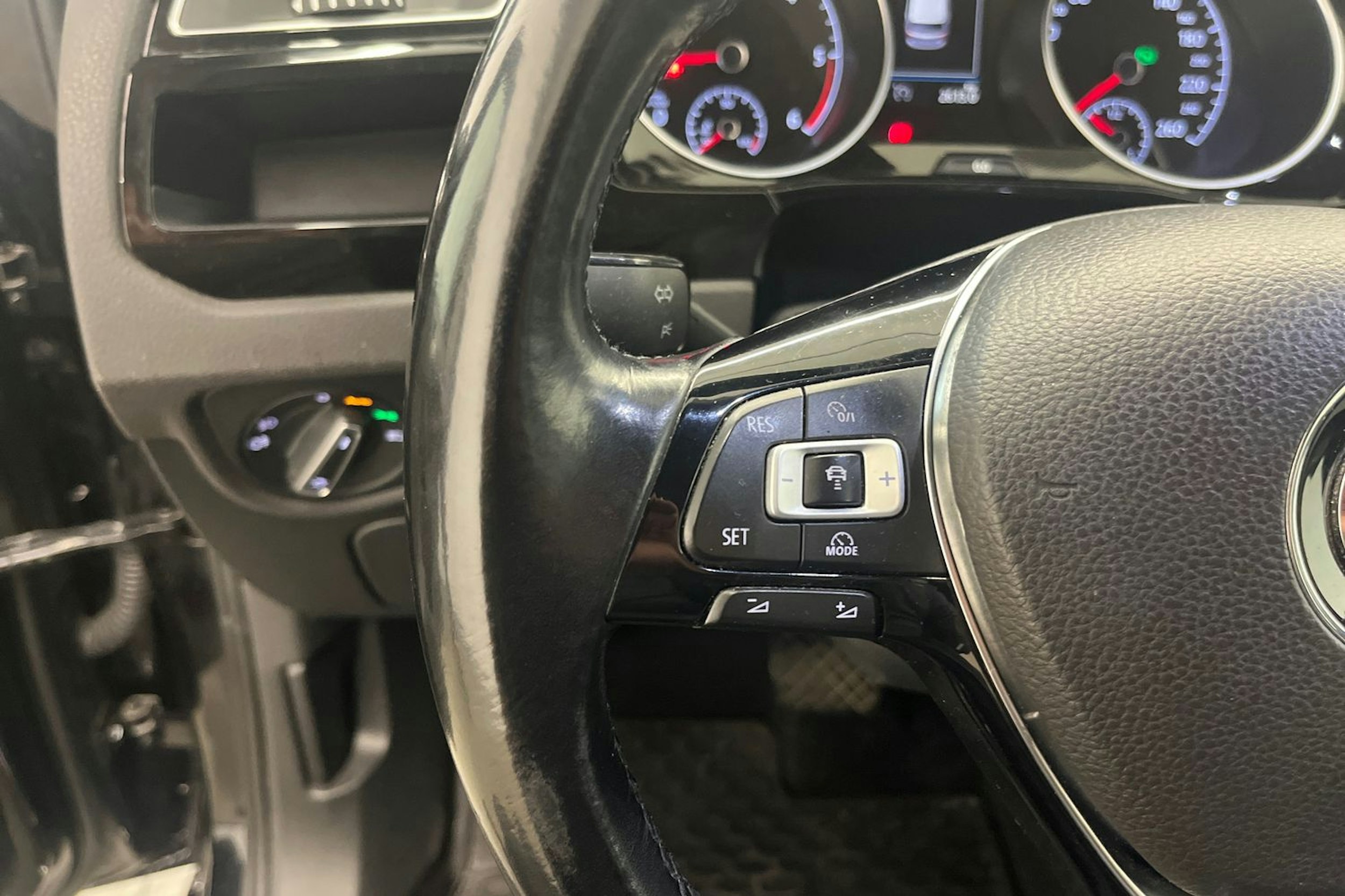 musta Volkswagen Touran 2017 kuva 12.