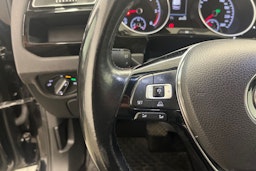 musta Volkswagen Touran 2017 kuva 12.