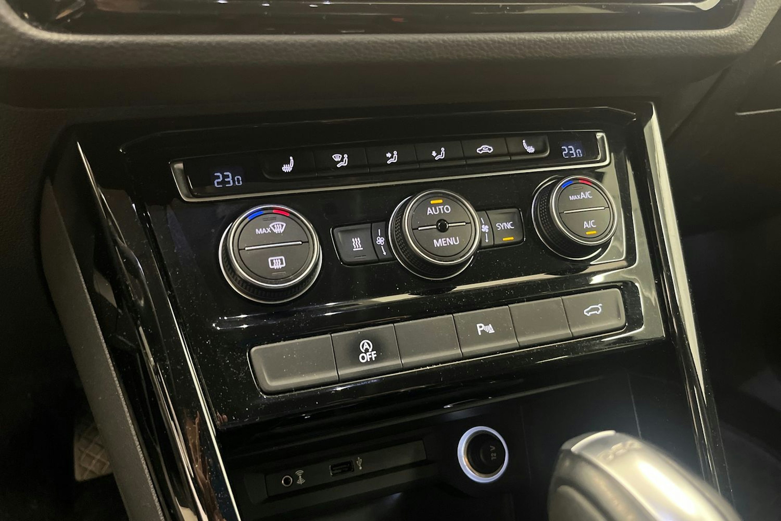 musta Volkswagen Touran 2017 kuva 15.