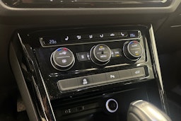 musta Volkswagen Touran 2017 kuva 15.