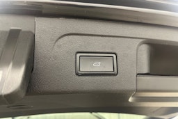 musta Volkswagen Touran 2017 kuva 20.