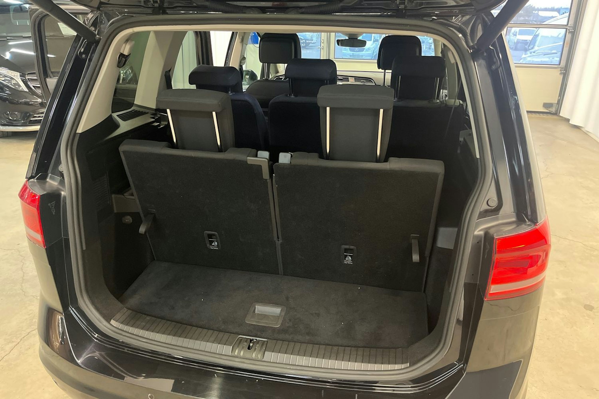 musta Volkswagen Touran 2017 kuva 21.