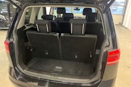 musta Volkswagen Touran 2017 kuva 21.
