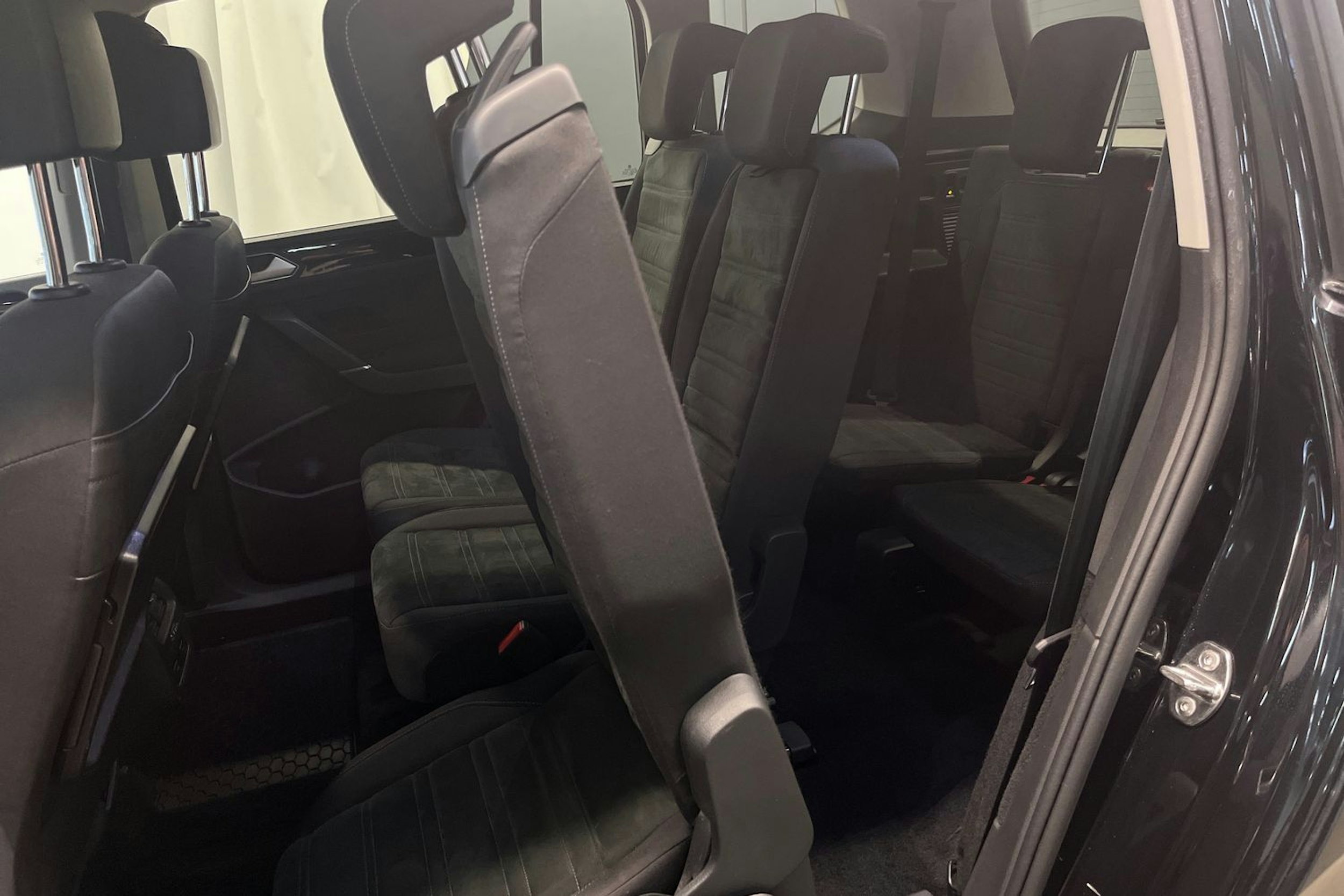 musta Volkswagen Touran 2017 kuva 22.