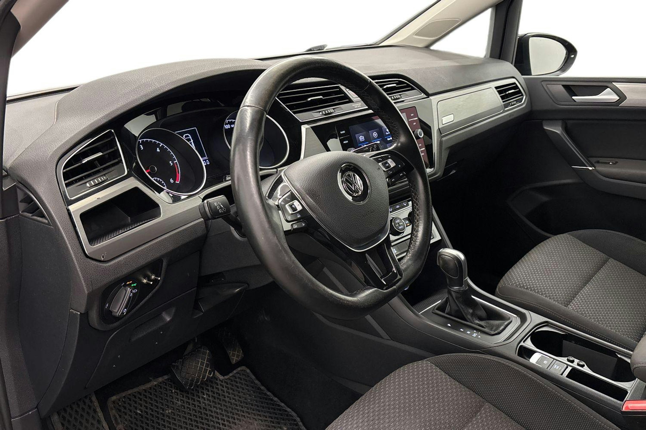 musta Volkswagen Touran 2018 kuva 7.