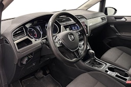 musta Volkswagen Touran 2018 kuva 7.