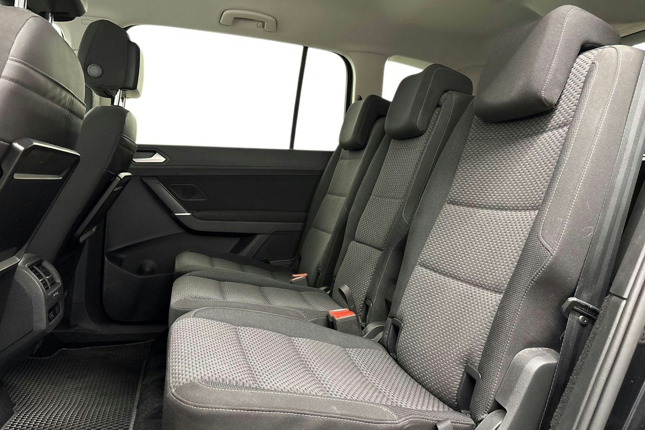 musta Volkswagen Touran 2018 kuva 10.