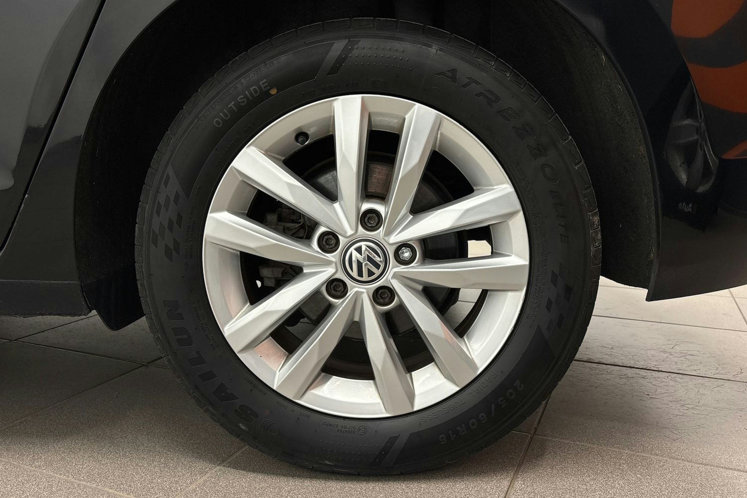 musta Volkswagen Touran 2018 kuva 11.