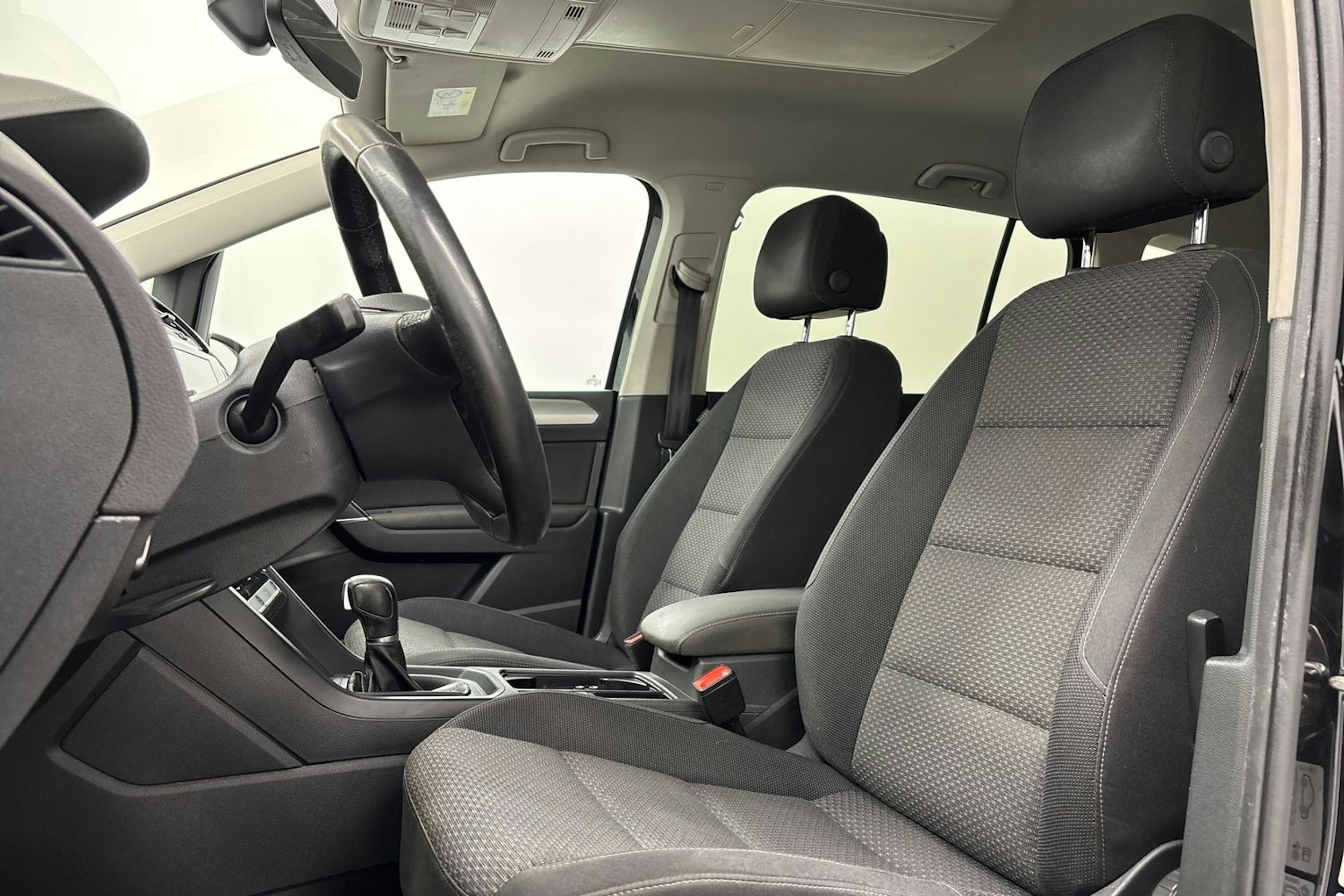 musta Volkswagen Touran 2018 kuva 14.