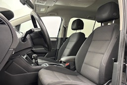 musta Volkswagen Touran 2018 kuva 14.