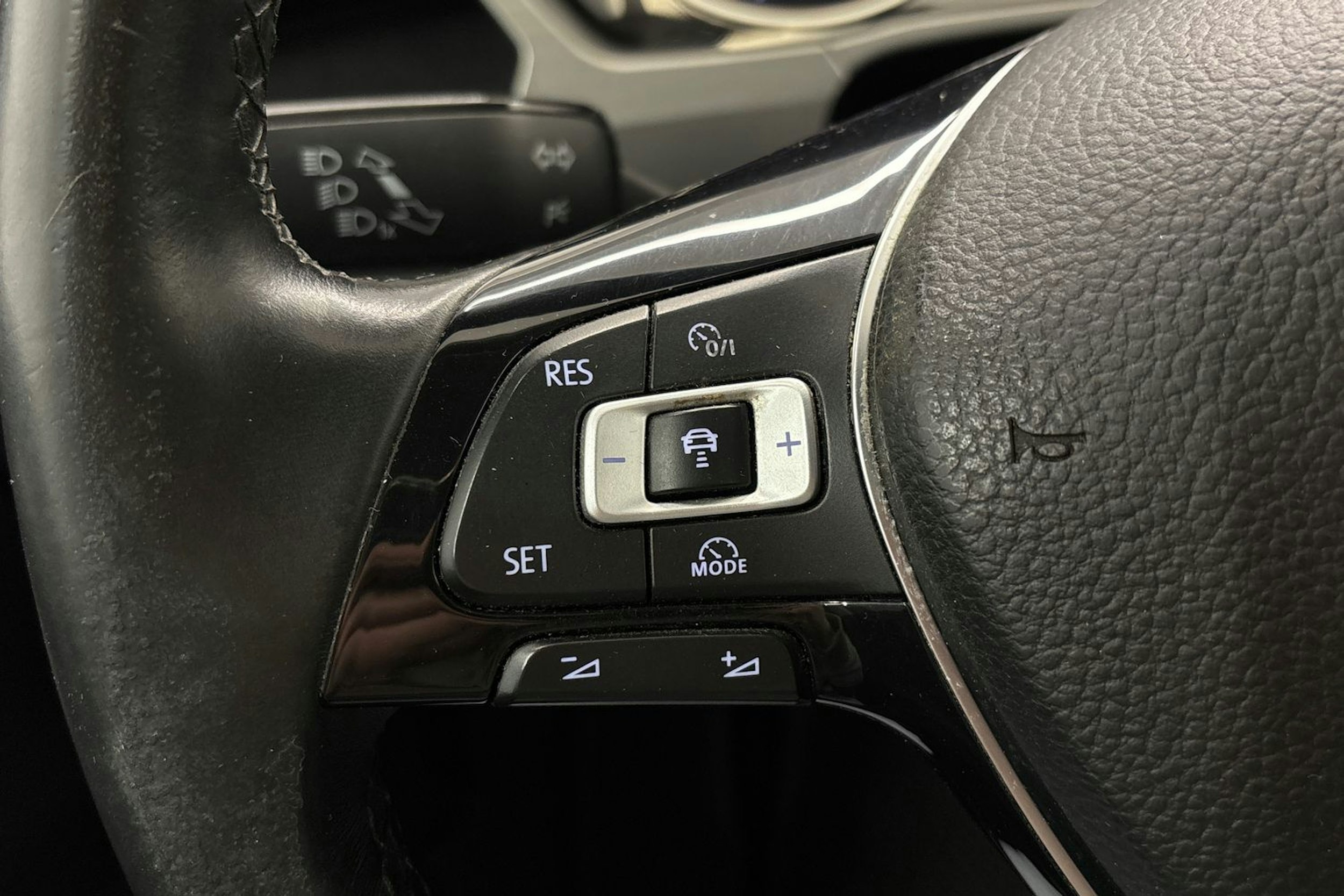 musta Volkswagen Touran 2018 kuva 16.