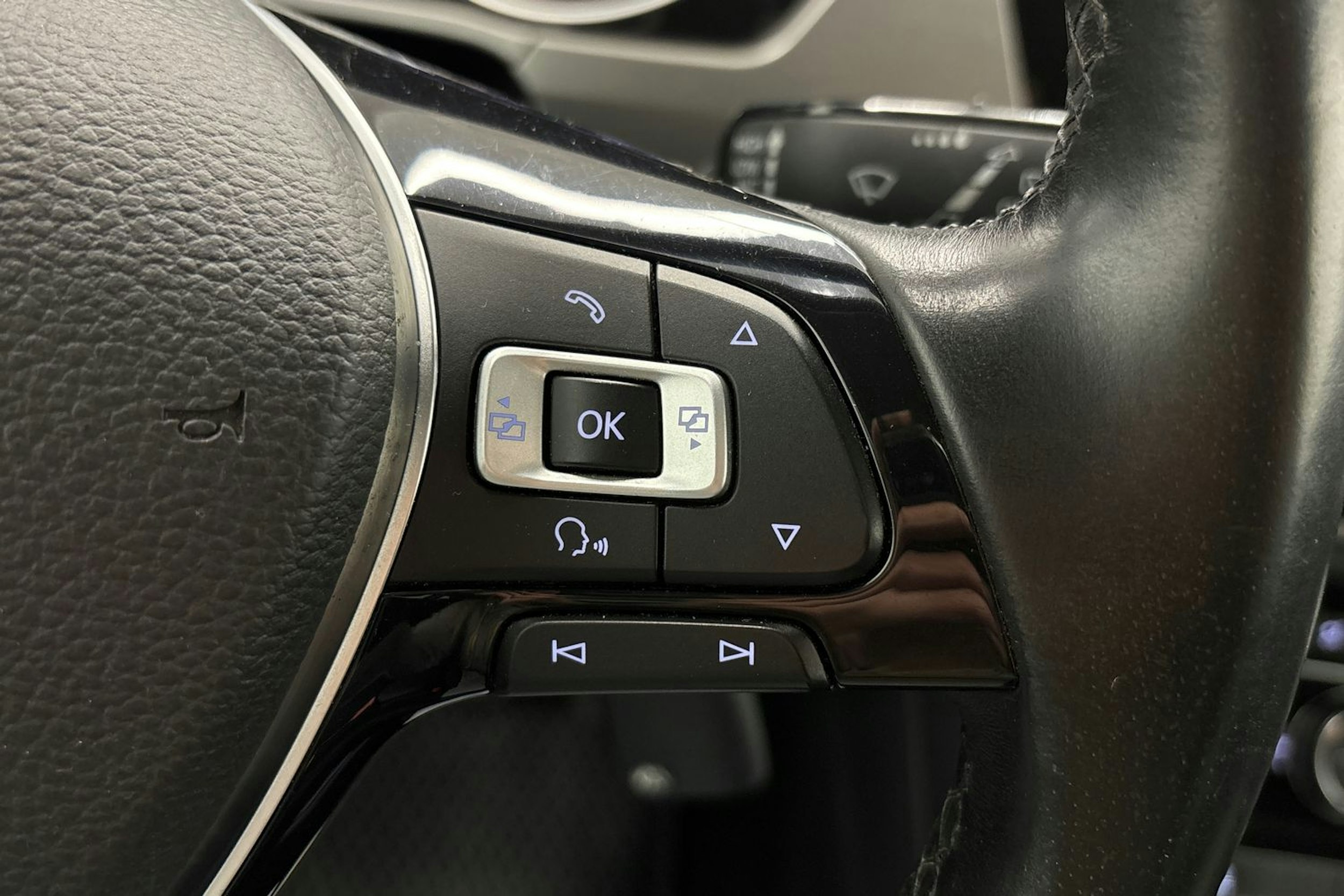 musta Volkswagen Touran 2018 kuva 17.