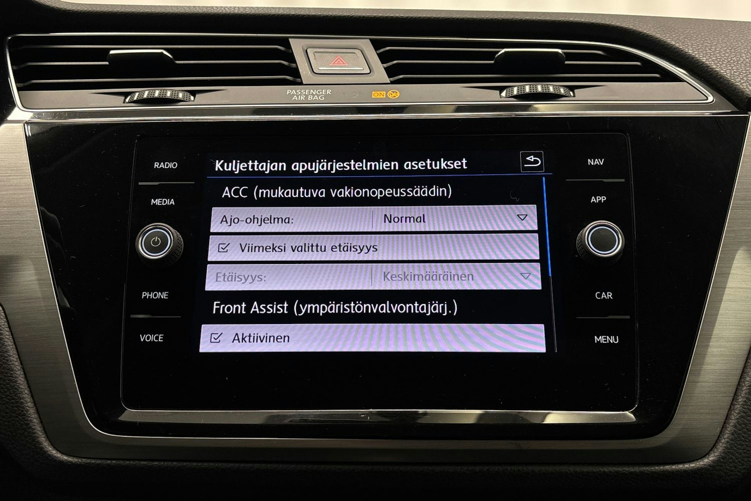 musta Volkswagen Touran 2018 kuva 20.