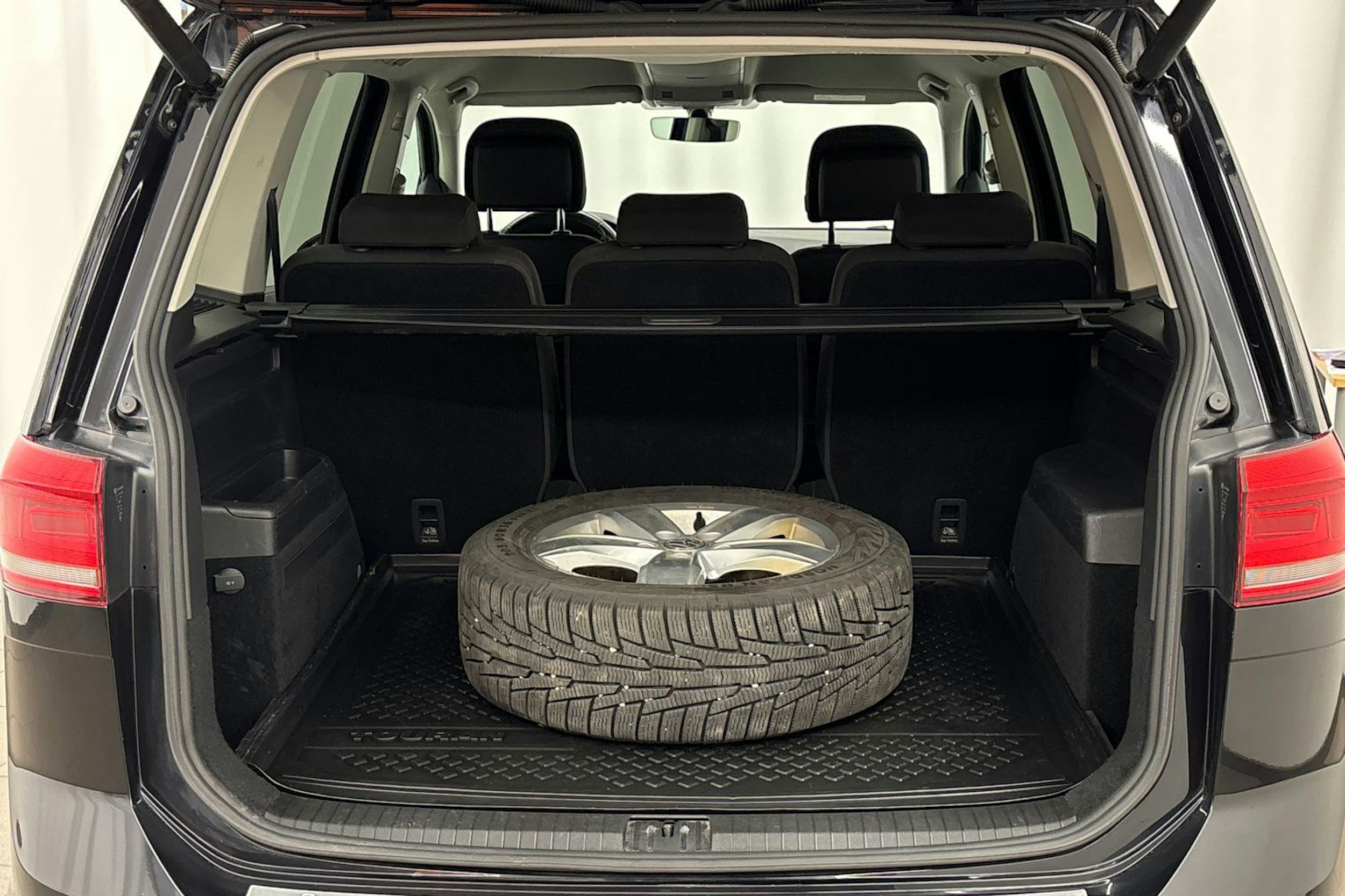 musta Volkswagen Touran 2018 kuva 23.