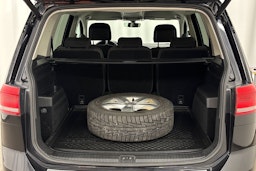 musta Volkswagen Touran 2018 kuva 23.