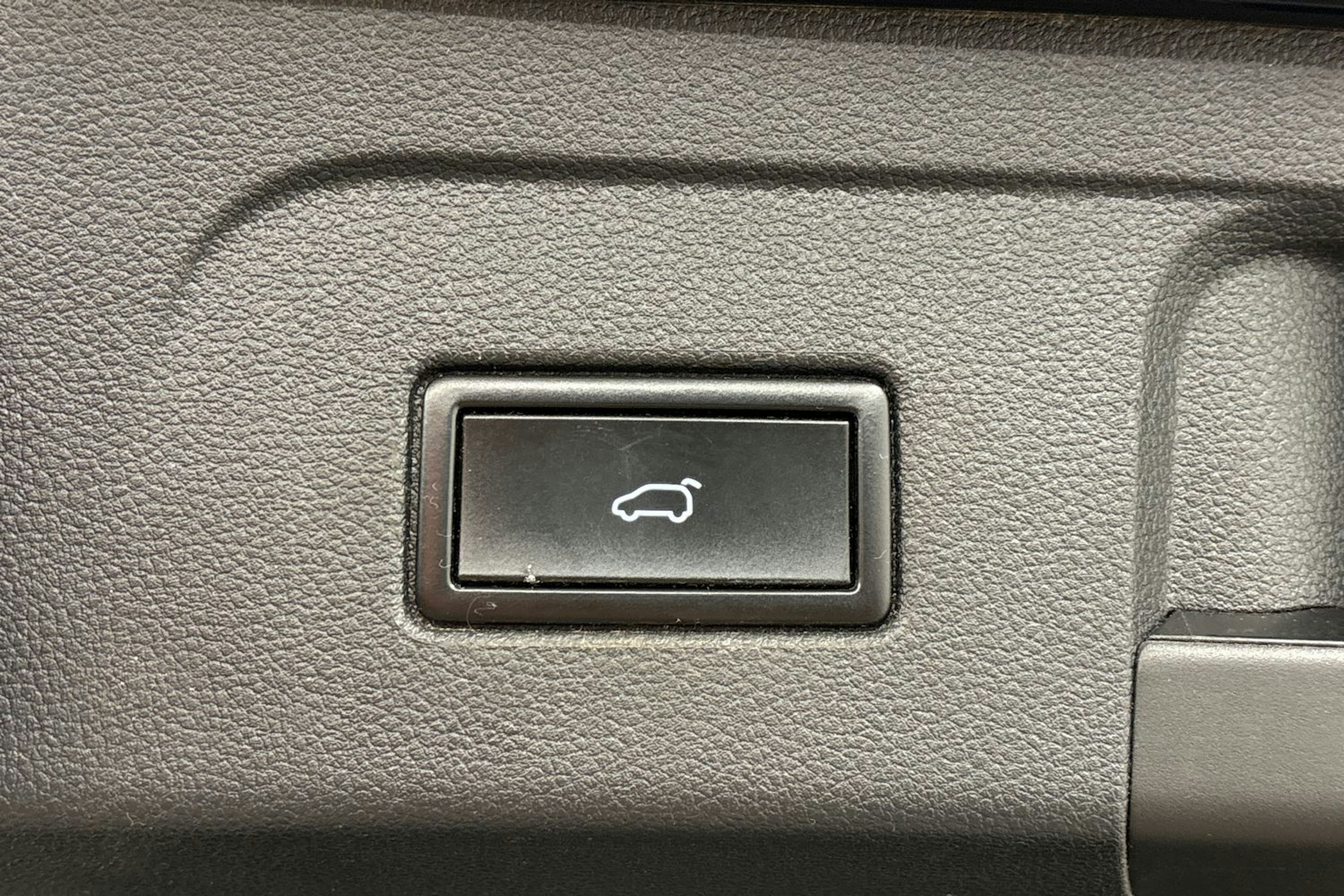 musta Volkswagen Touran 2018 kuva 24.