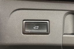 musta Volkswagen Touran 2018 kuva 24.